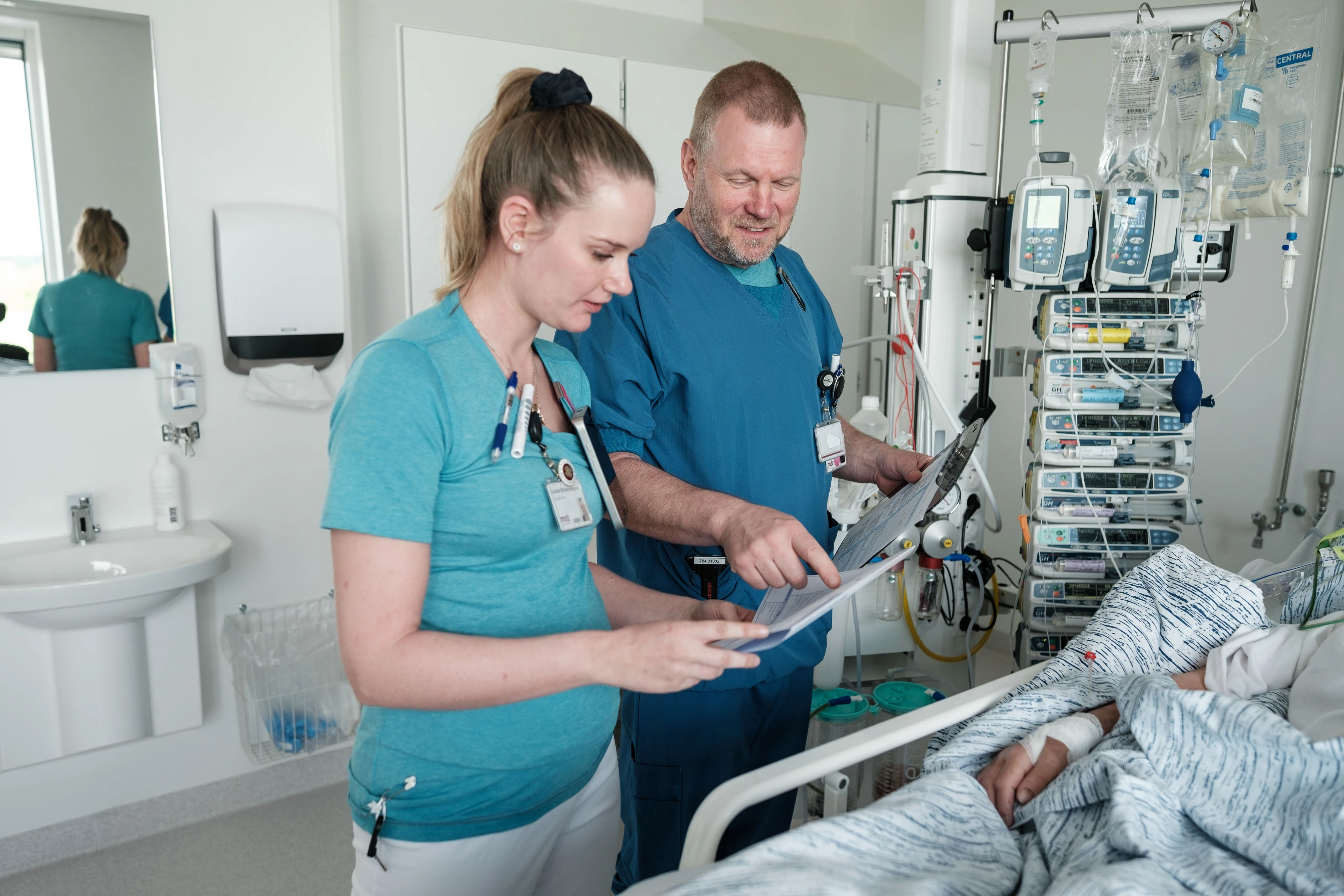 To sundhedsprofessionelle ved seng