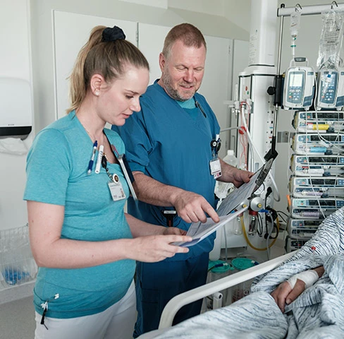 To sundhedsprofessionelle ved seng