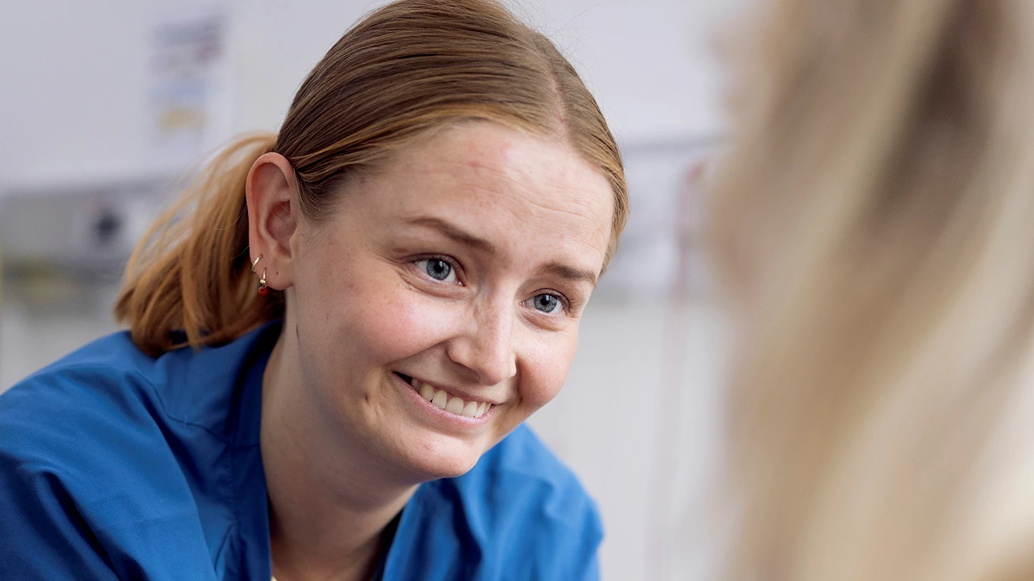 sundhedsfaglig person smiler