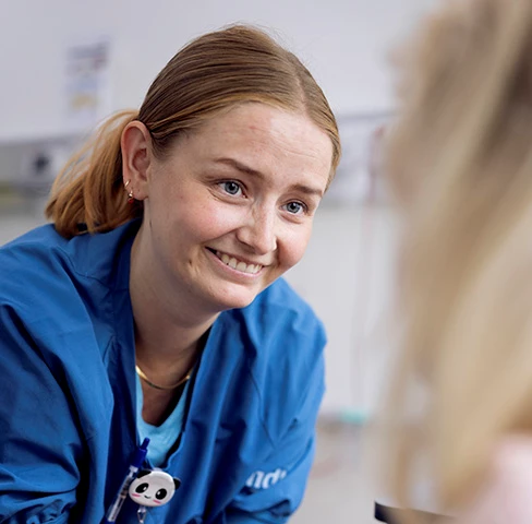 sundhedsfaglig person smiler
