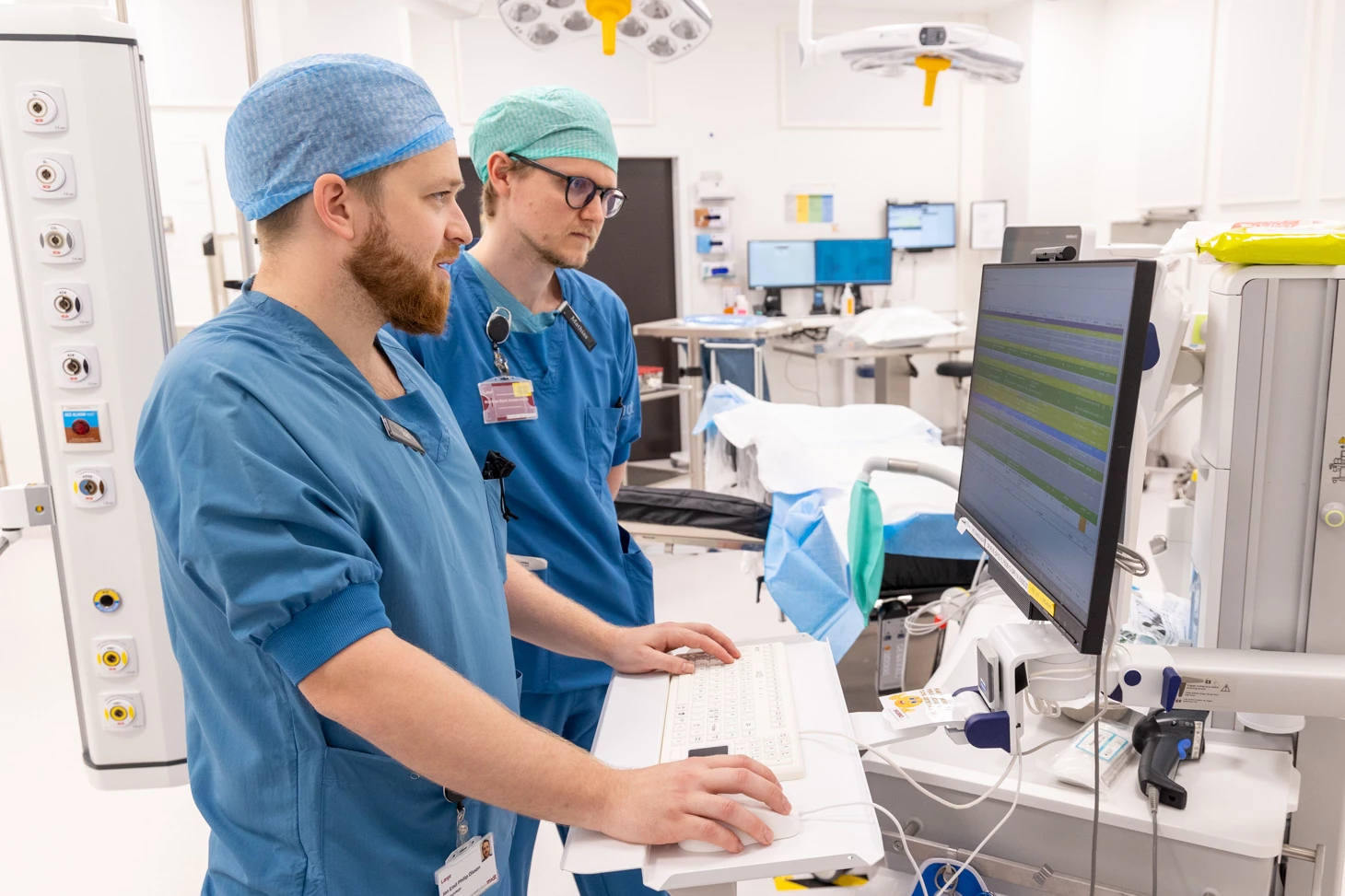 Afdelinglæge Jon Emil Olsson med kollega på Operation og Intensiv