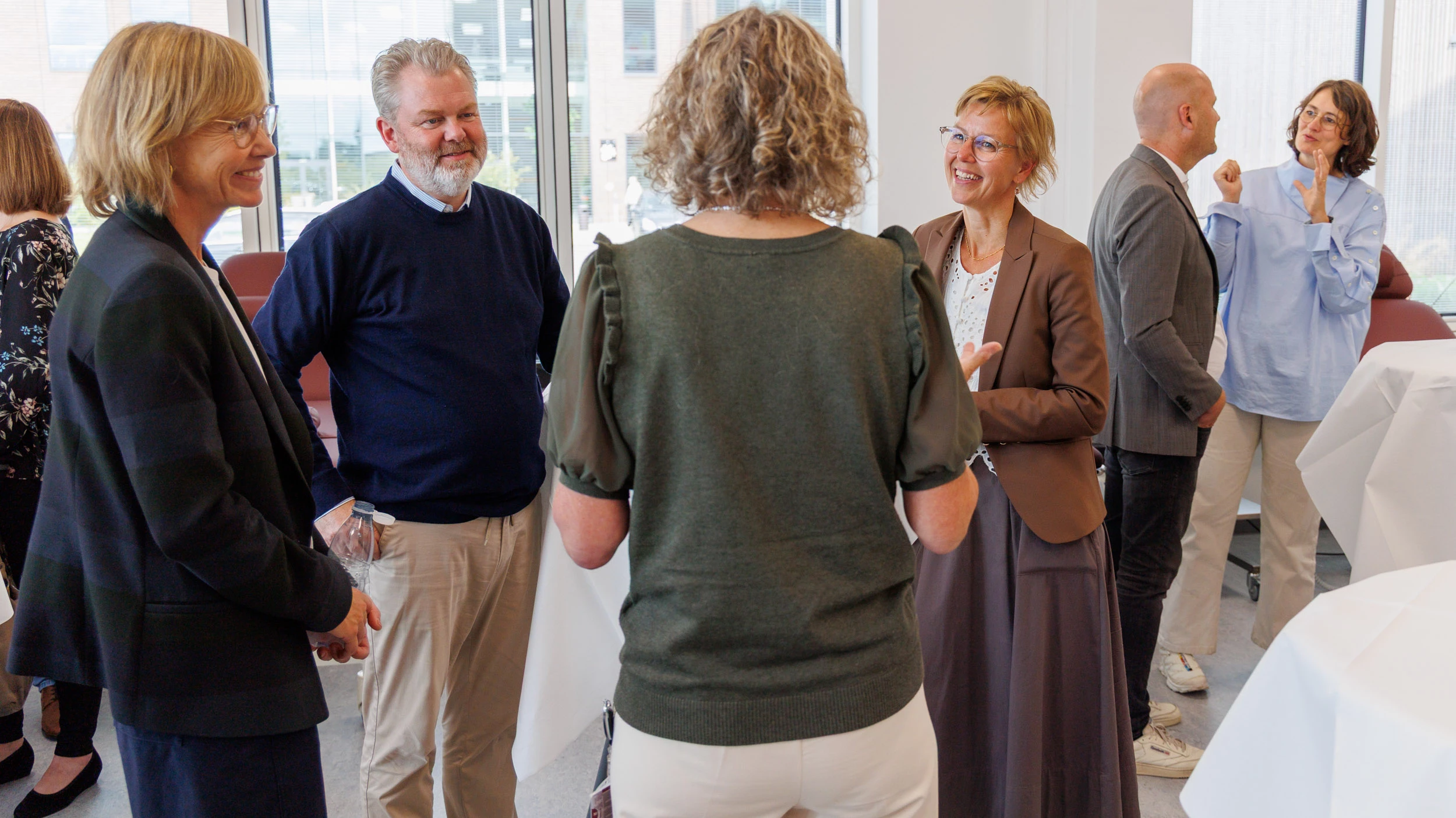 Billedet viser deltagere i samtale ved indvielsen af Haimas kunstprojektet i donortapningen.