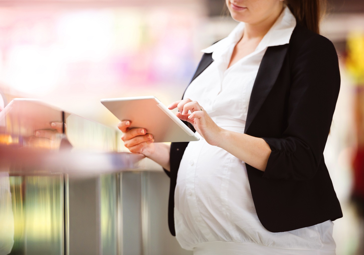 Billedet er et modelfoto af en gravid medarbejder
