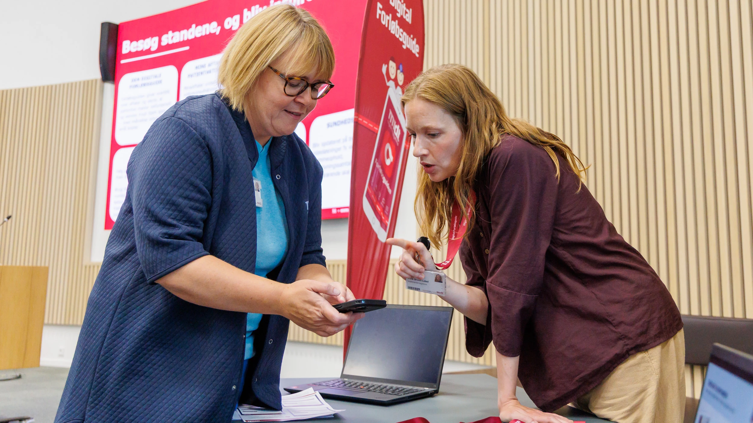 Deltager prøver Den digitale Forløbsguide  ved deres stand.