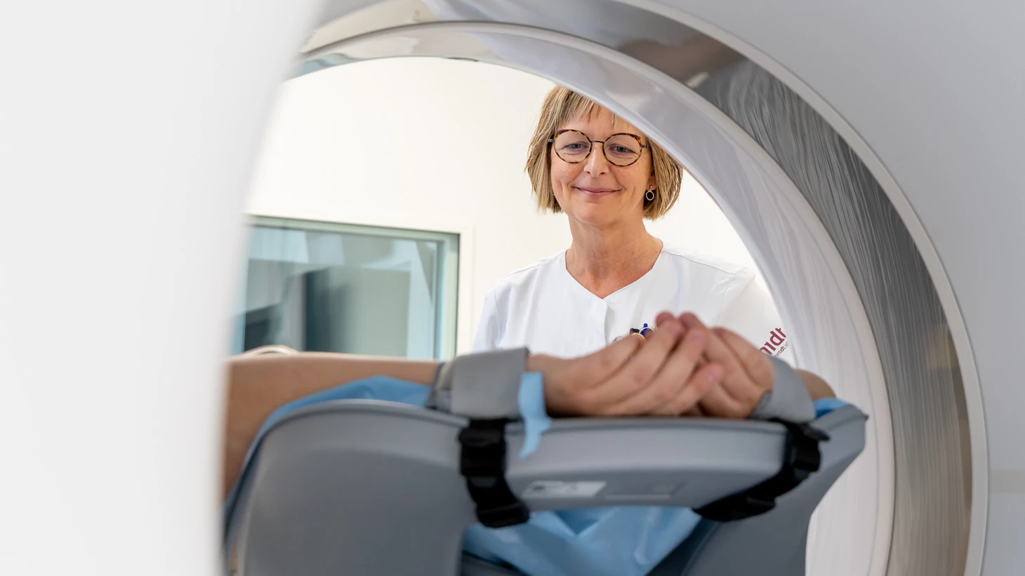 Sundhedsfaglig person ser på patient i skanner