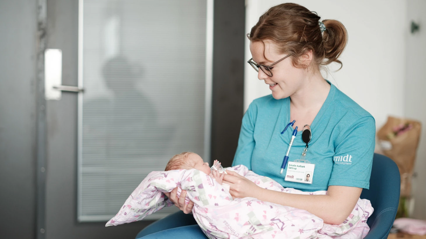 Sundhedsperson med baby