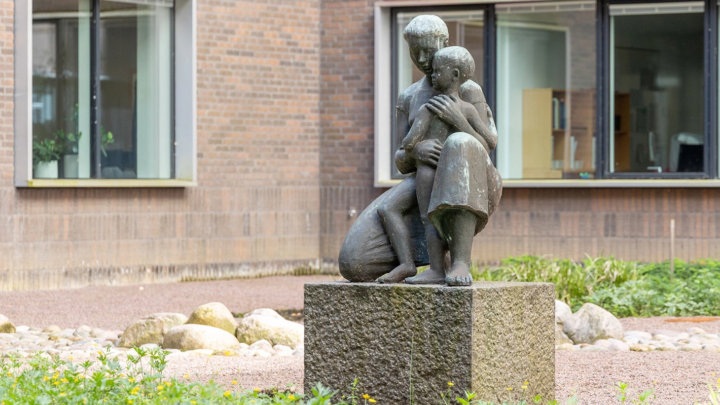 Skulptur i gårdhave