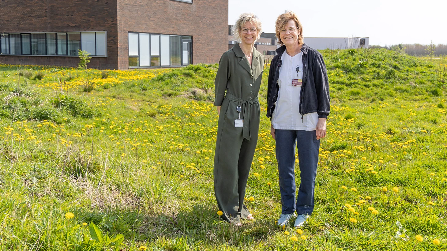 Sygeplejefaglig direktør Rikke Degn og ernæringschef Lone Viggers ses her i det område bag hospitalet, hvor sanse- og nyttehaven skal ligge.