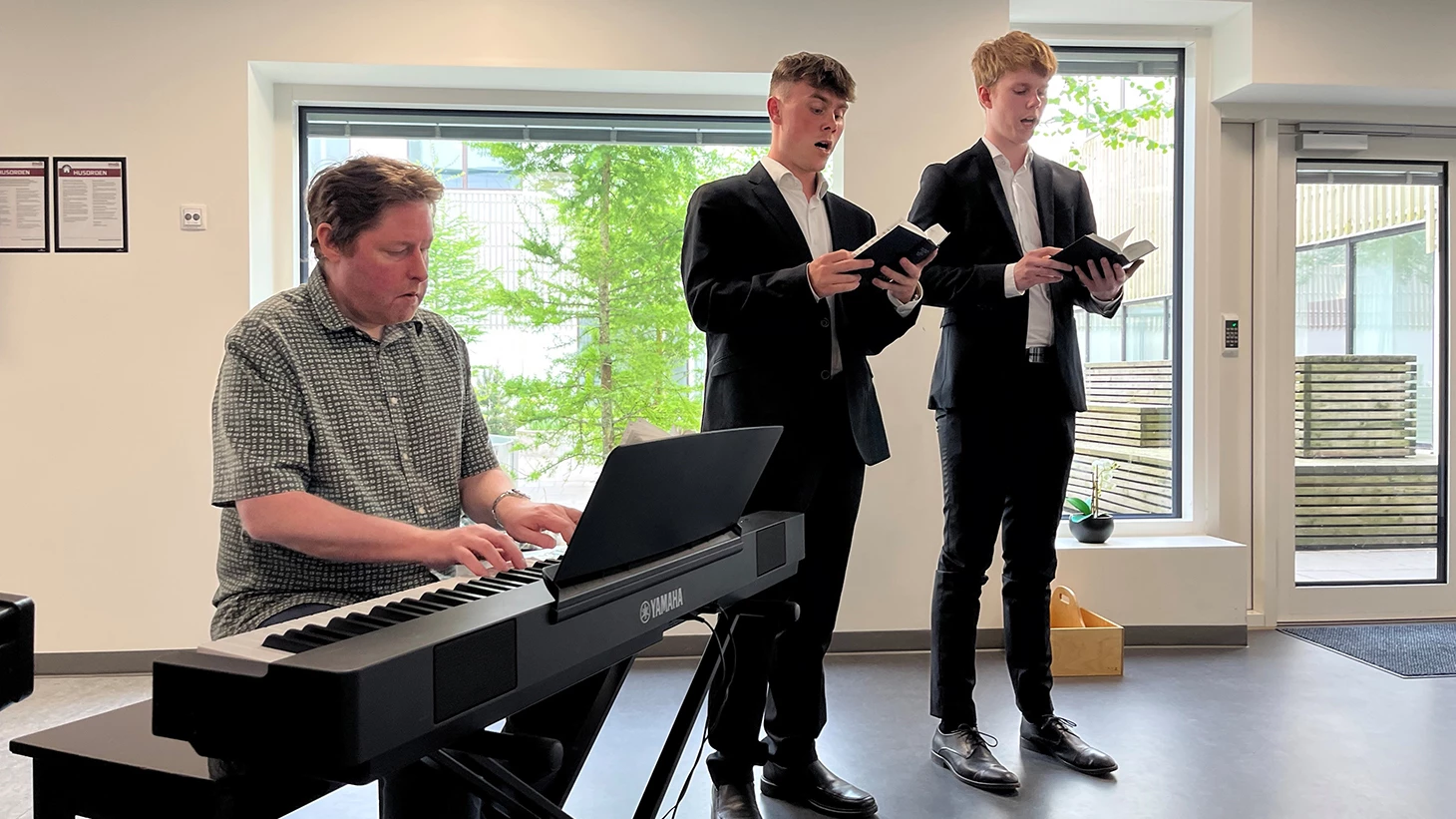 Pianist og sangere på sengeafdeling