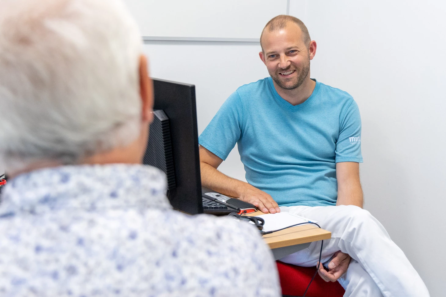 Sundhedsperson taler med borger