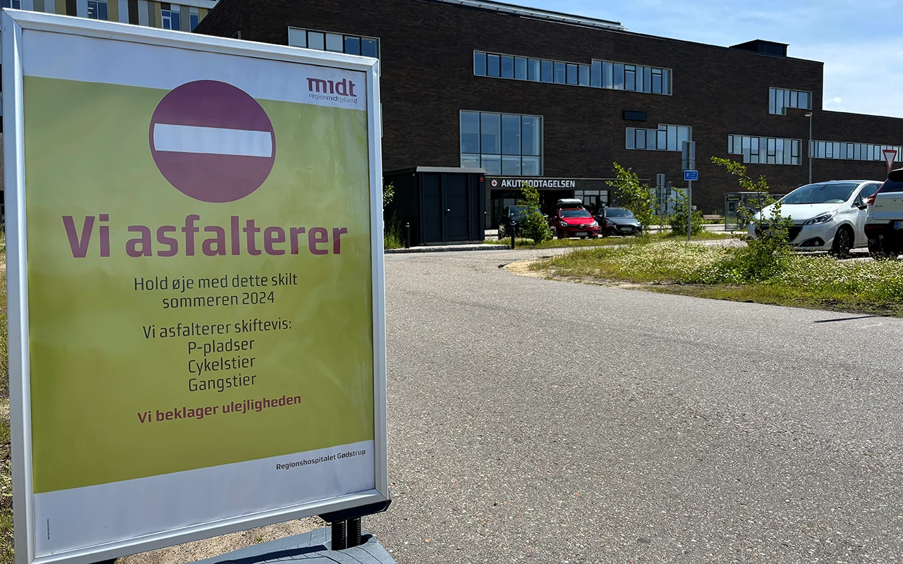 Asfaltskilt ved indkørsel til Akutmodtagelsen