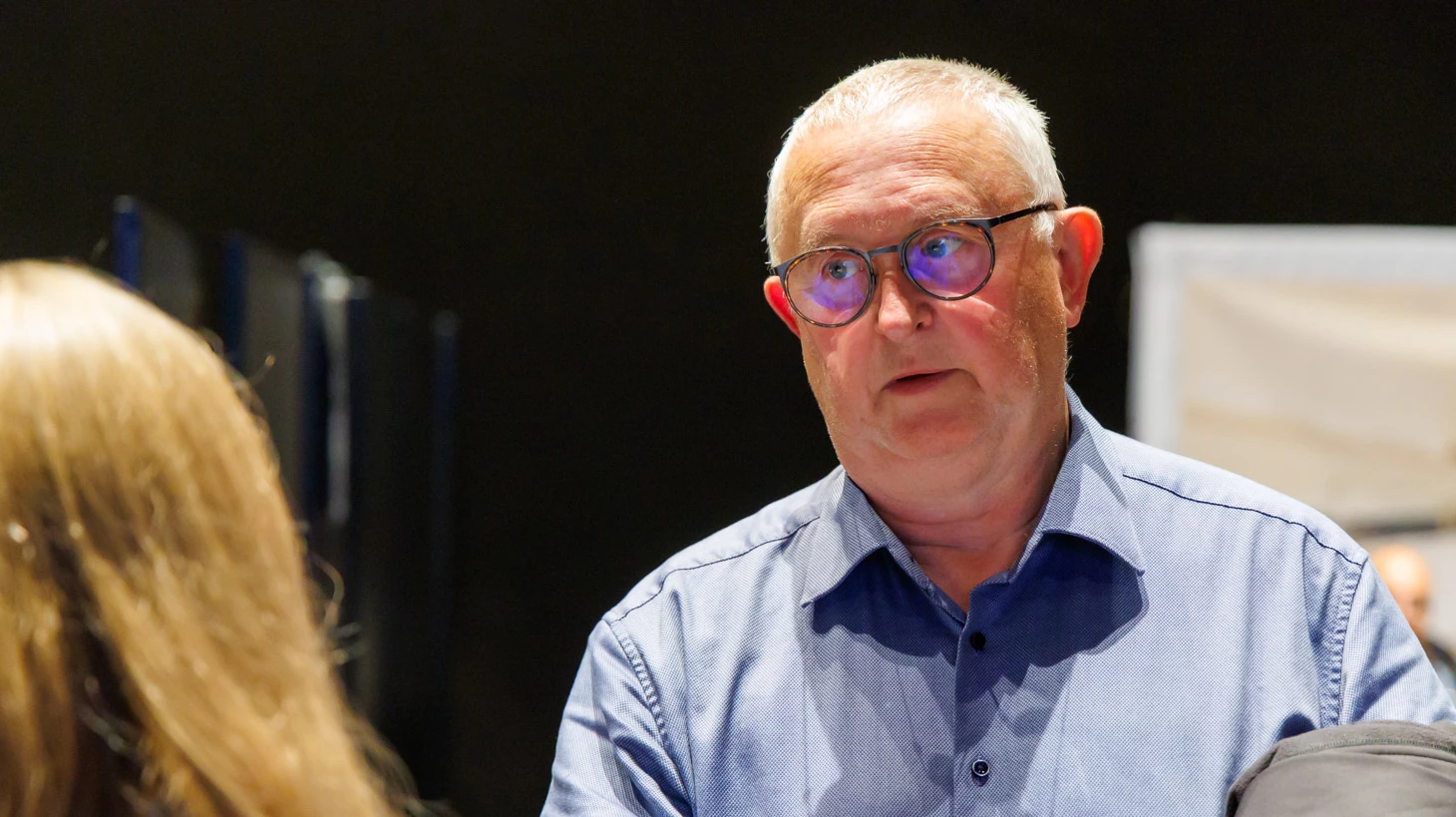 Tommy Lind i samtale med kvinde
