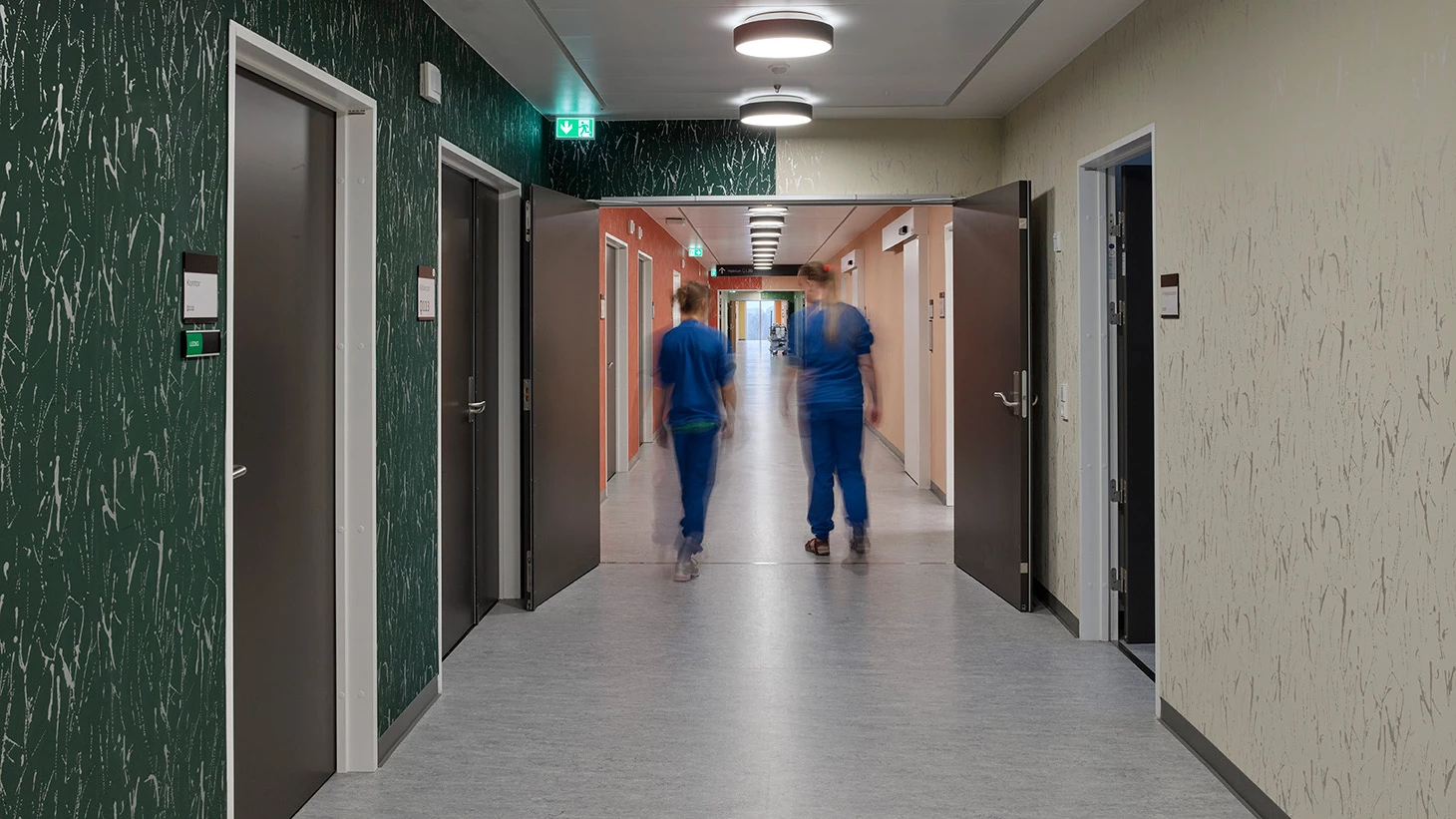 gang på hospital med grønt tapet