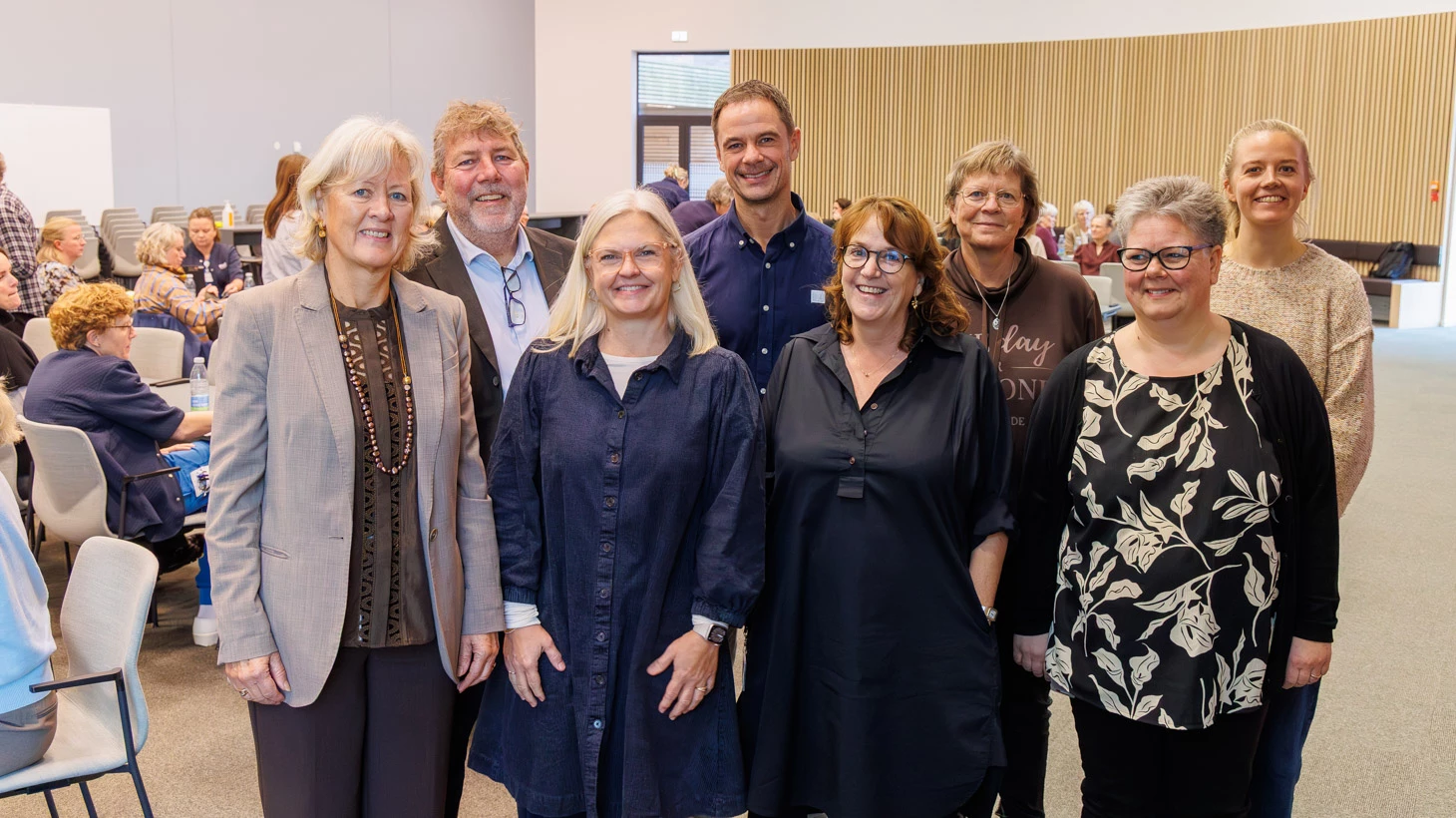 8 kvinder og mænd i et gruppebillede.