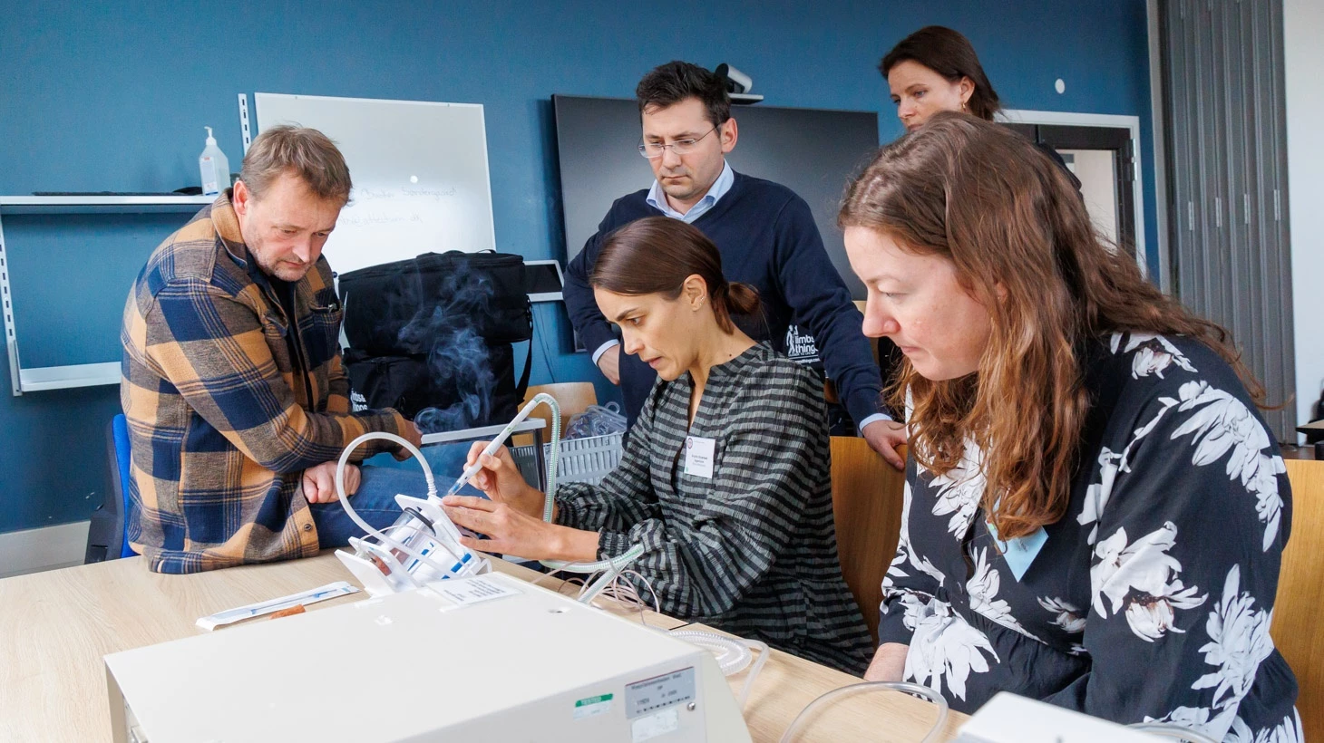 Simulationstræning hvor fem mennesker arbejder sammen