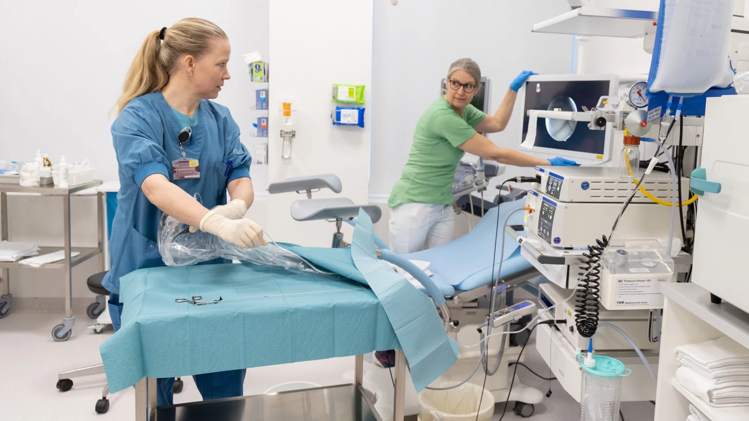 sundhedspersonale ved operationsbord