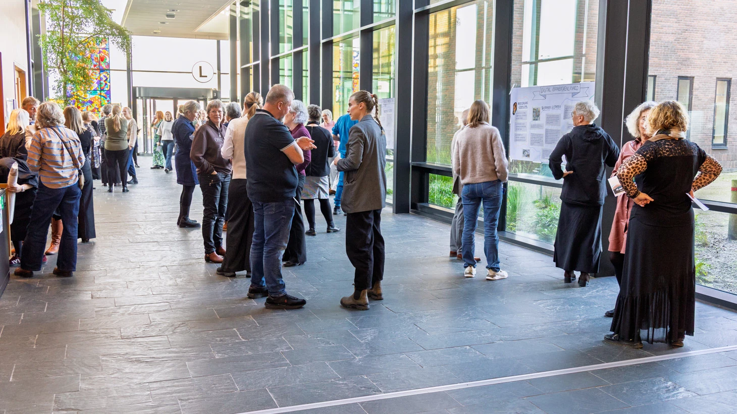 Gruppe af mennesker på en gang.