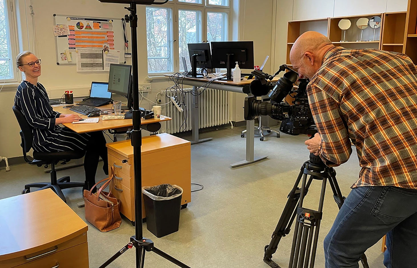 Forsker interviewes af fotojournalist
