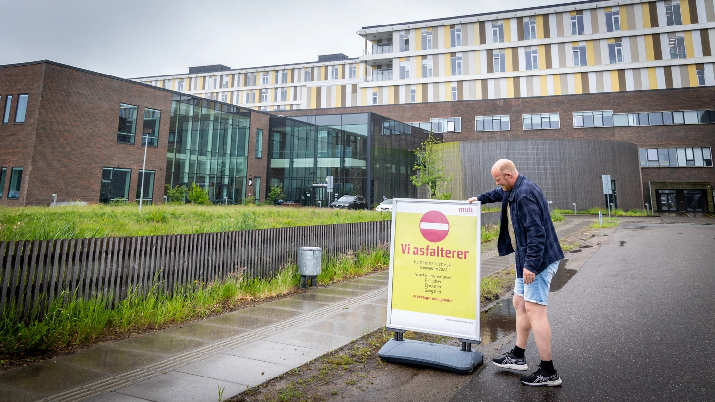 Asfaltskilt på Regionshospitalet Gødstrup