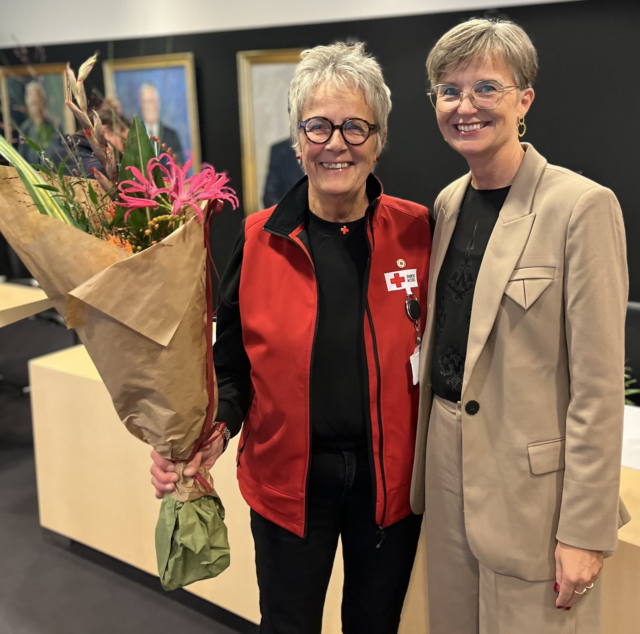 Sinikka Kangas Larsen får frivilligprisen af borgmester i Herning Kommune Dorthe West