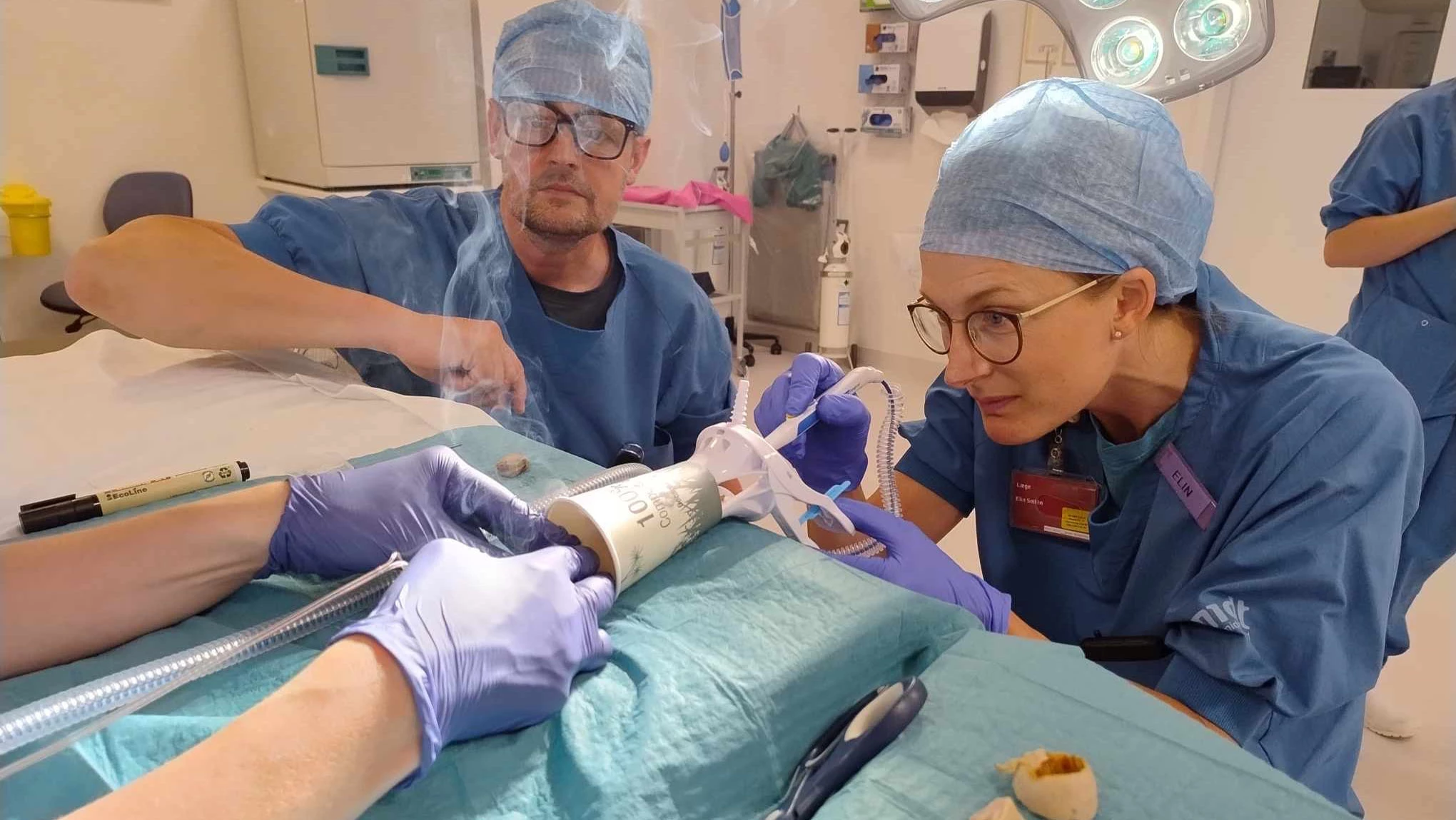 Sundhedspersonale der øver operation på en kop