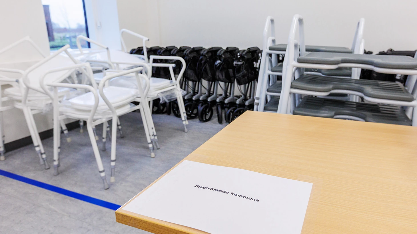 Bord med skilt og stole i baggrunden.