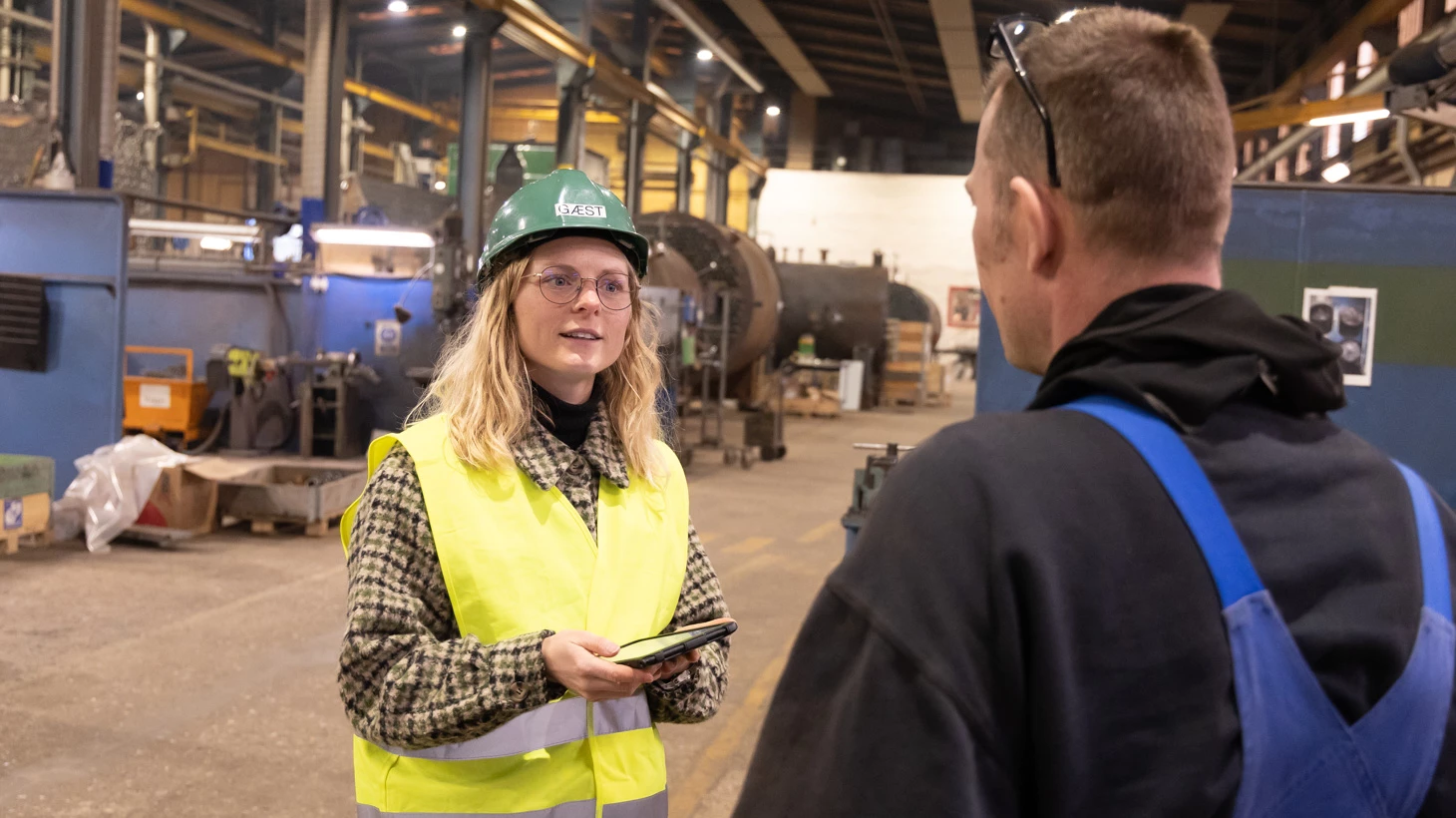 Forsker taler med virksomhedsansat