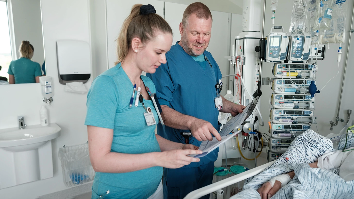 Sundhedspersonale ved seng