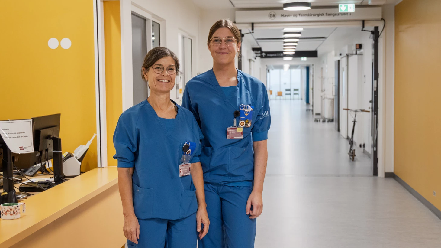 To sygeplejersker på hospitalsgang