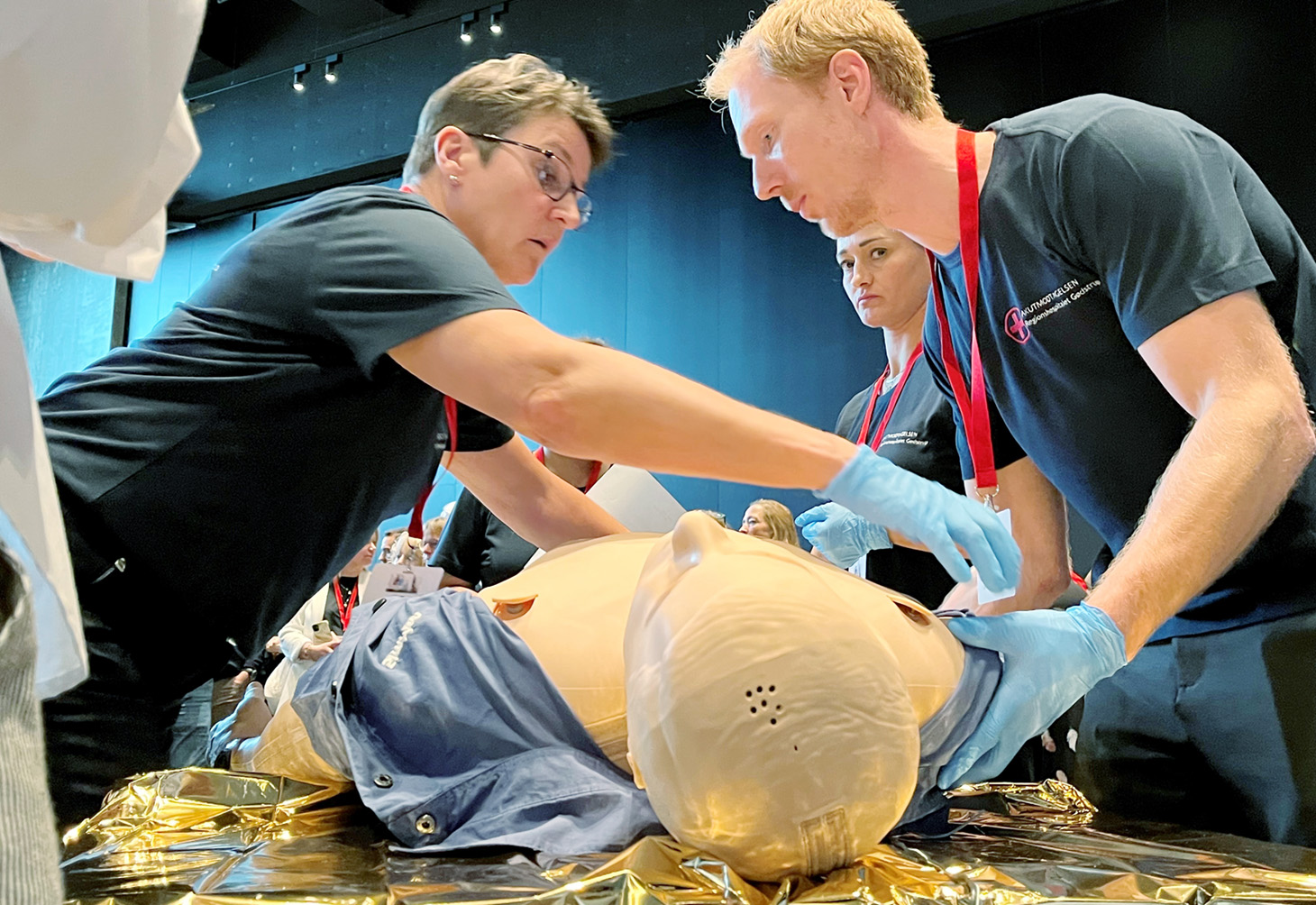 Team i akutafdellingen øver simulationstræning på dukke