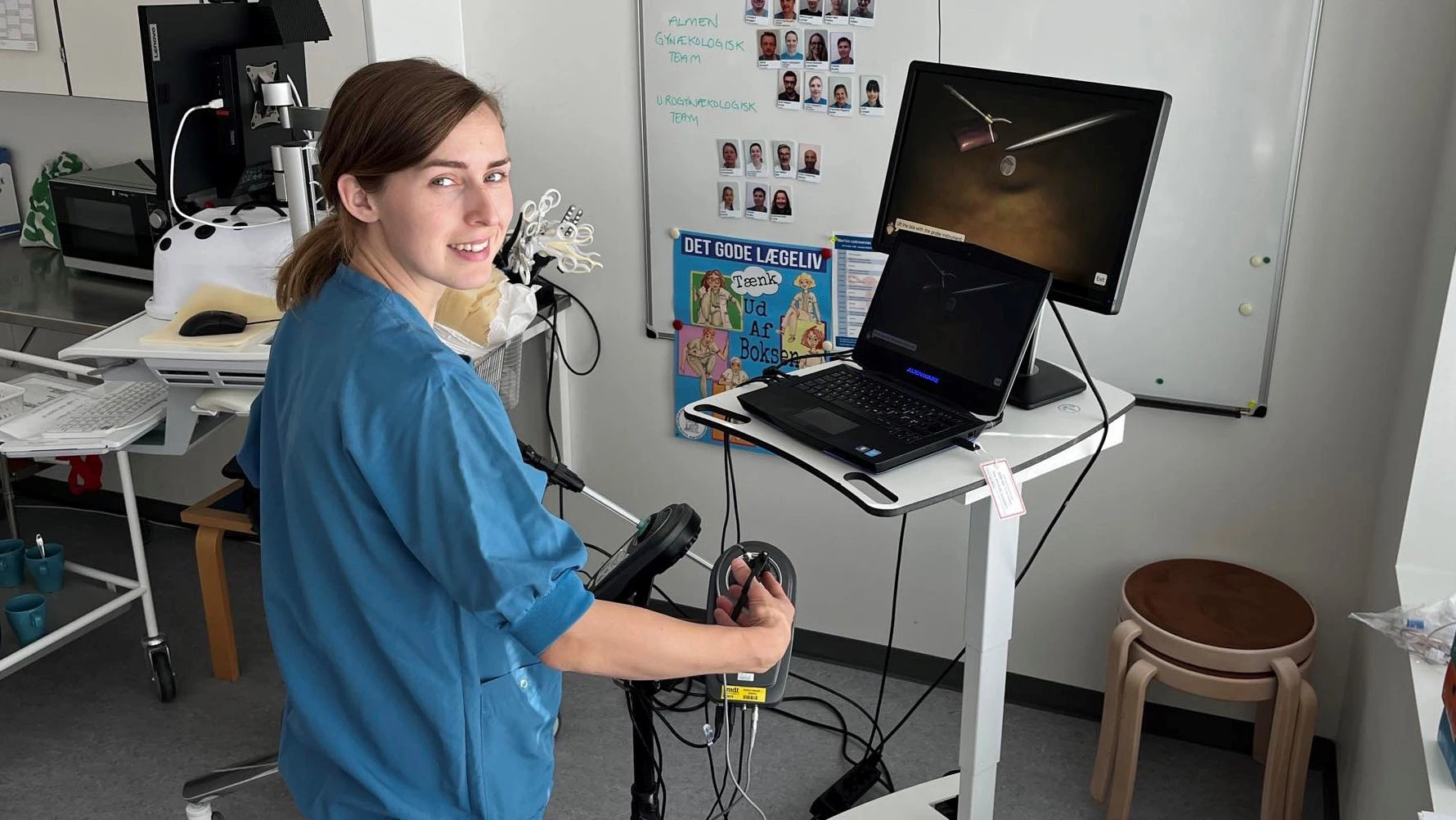 sundhedsperson ved computer