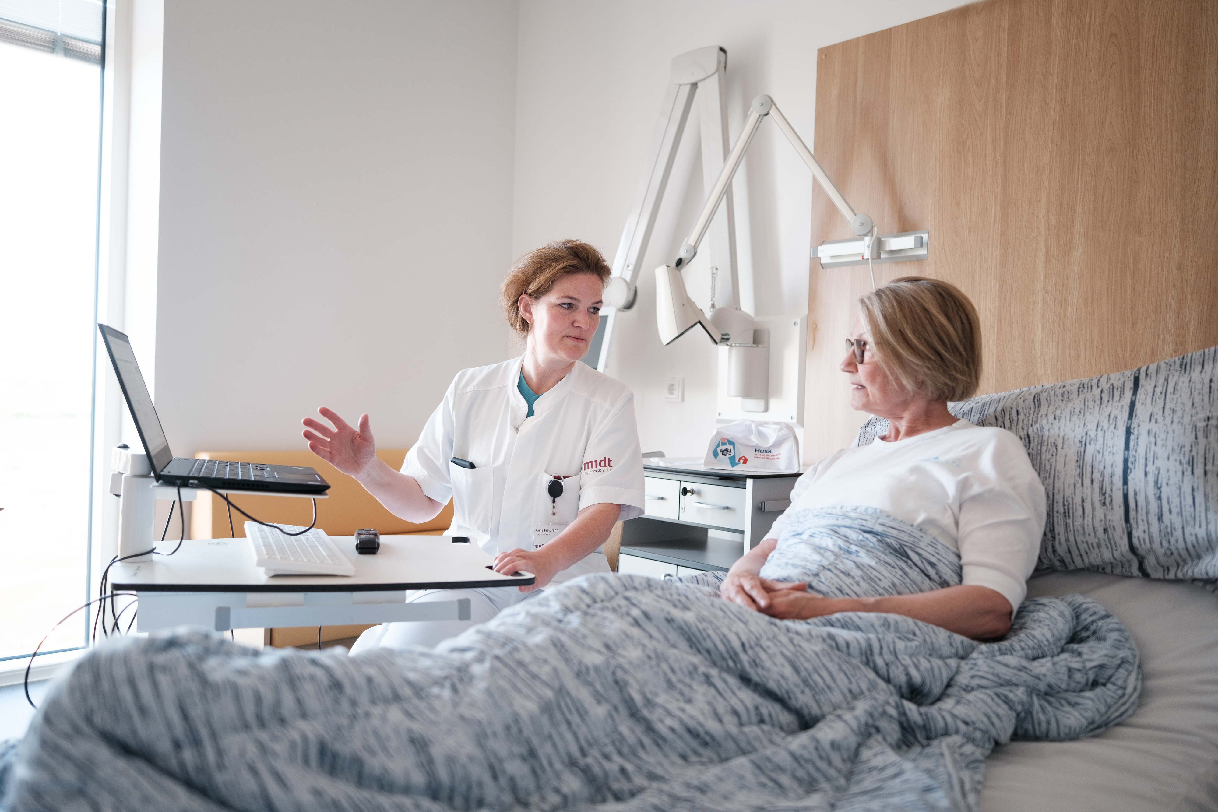 Billedet viser samtale mellem sygeplejerske og patient