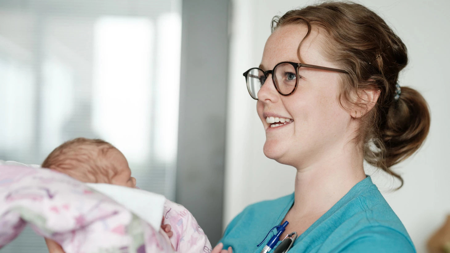 Sundhedsperson med baby