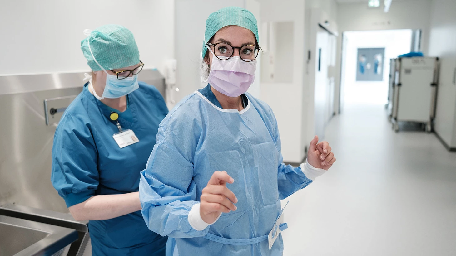 Sundhedspersoner gør klar til operation