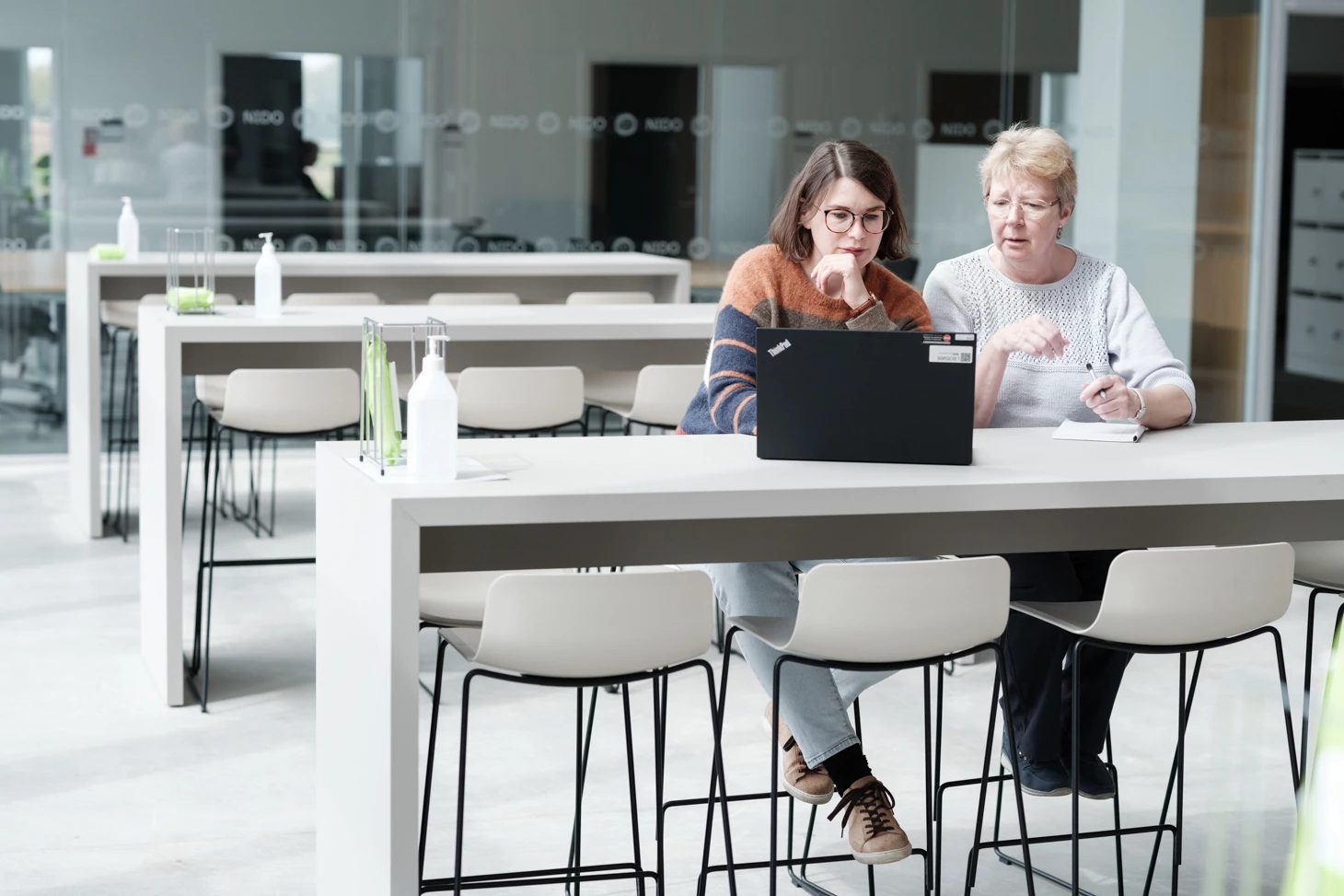 To kvinder sidder ved computer