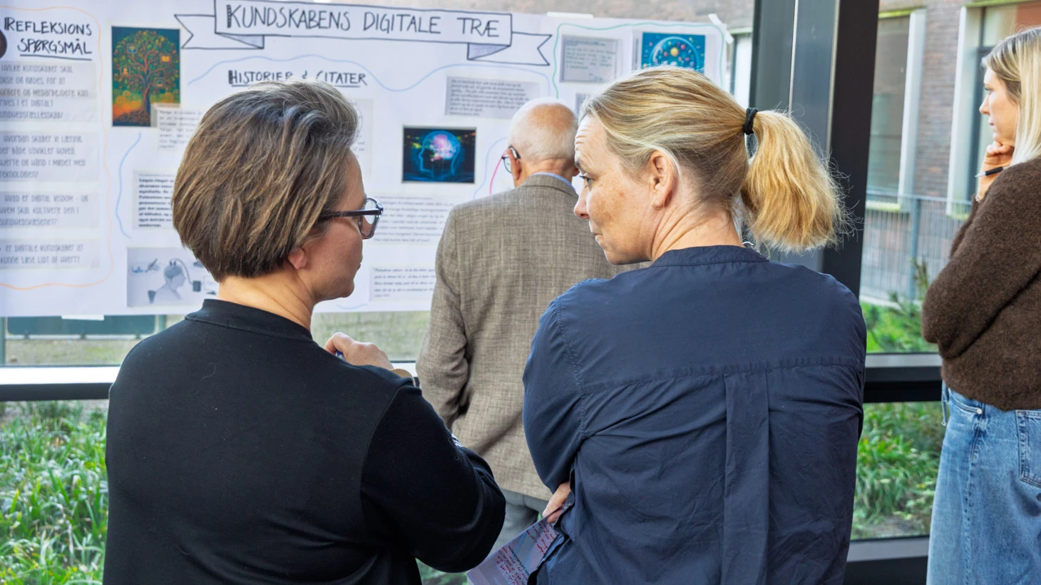 To kvinder i samtale.