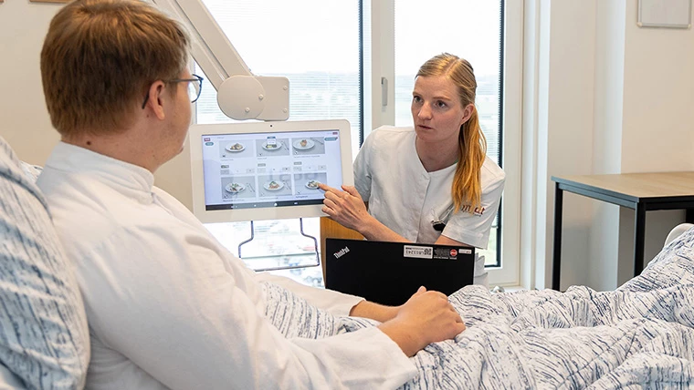 Patient og medarbejder i samtale om ernæring