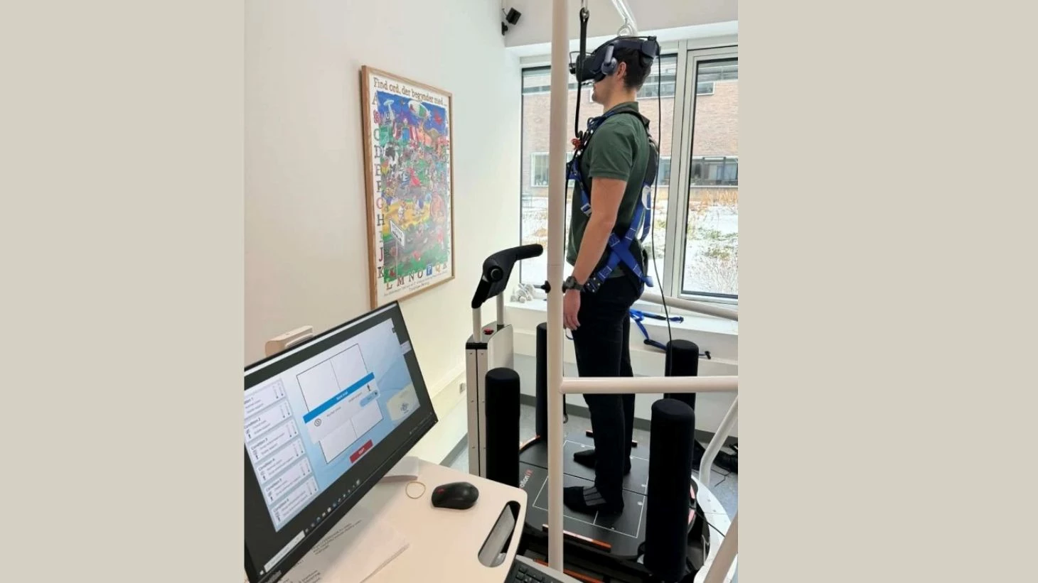 Mand står på balanceplatform med sele på