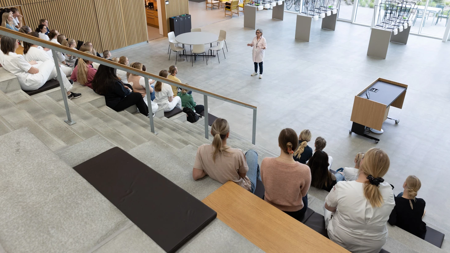 Mennesker på trappe i atrium