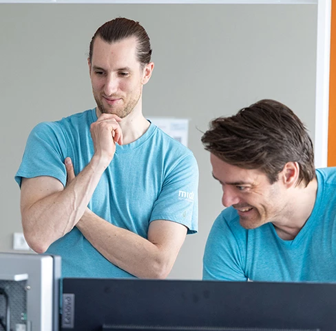 To mænd kigger på computerskærm