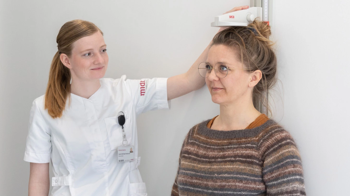Sundhedsperson måler patients højde