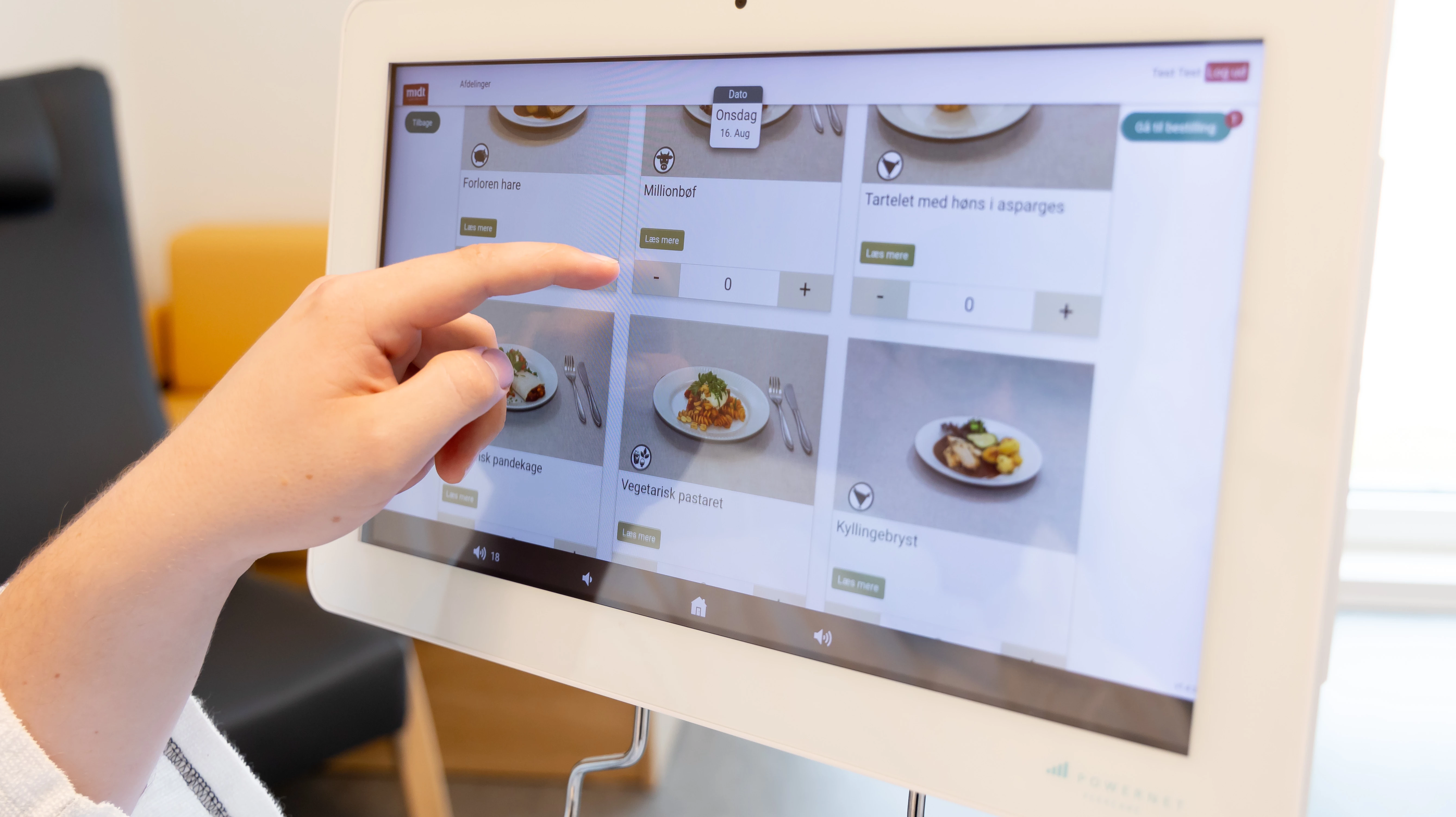 Finger peger på skærm