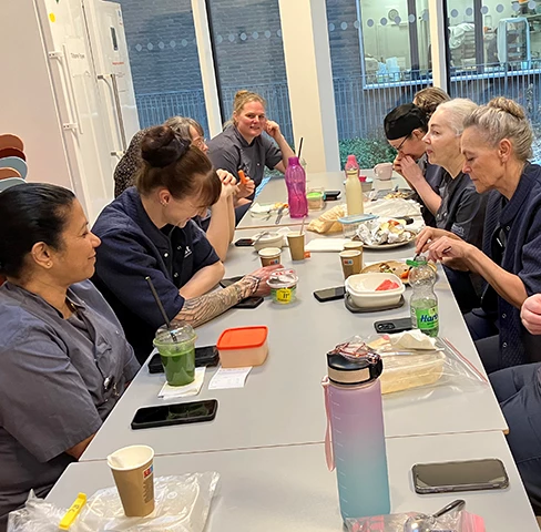 Køkkenpersonale spiser sammen