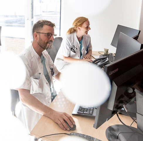 Sundhedspersonale på kontor