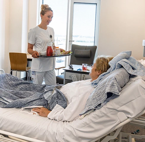 Sundhedsfaglig taler med patient