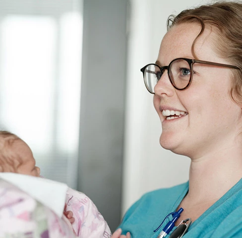 Kvinde der holder baby