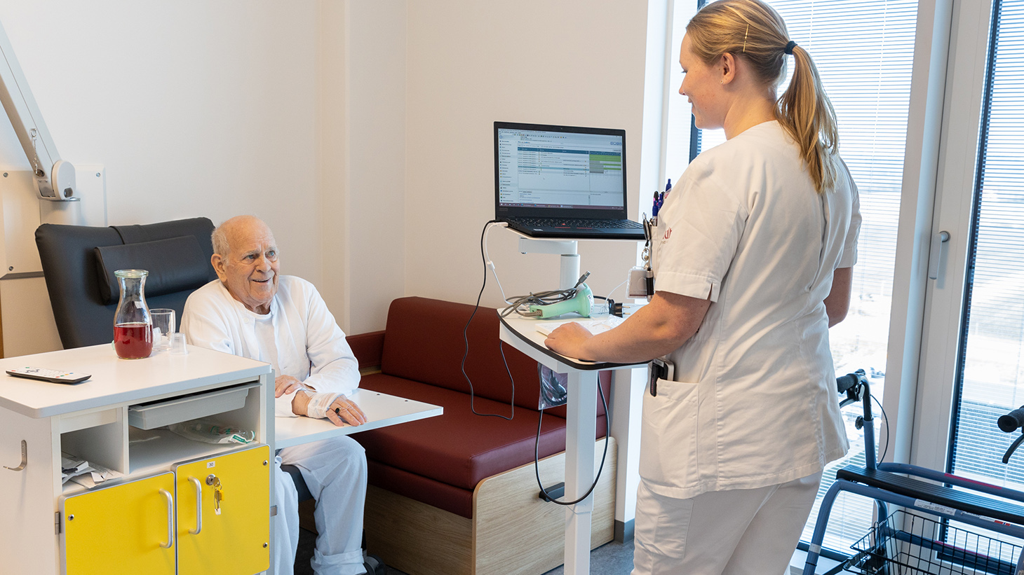 Patient og sygeplejerske på Sengeafsnit på Ældresygdomme