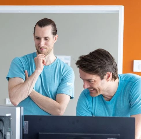 mænd ved computerskærm