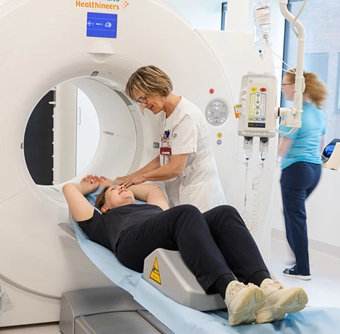 Patient på vej ind i skanner