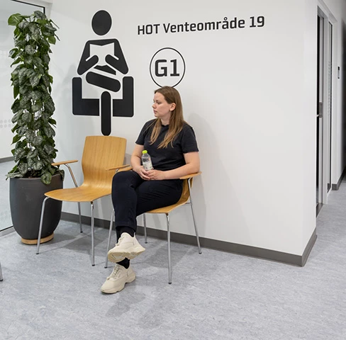 Kvinde sidder i venteværelse